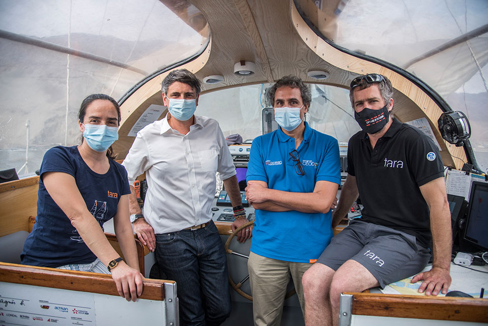 Camila Fernández, ministro Andrés Couve, Alejandro Maass y Samuel Audrain capitán de Tara