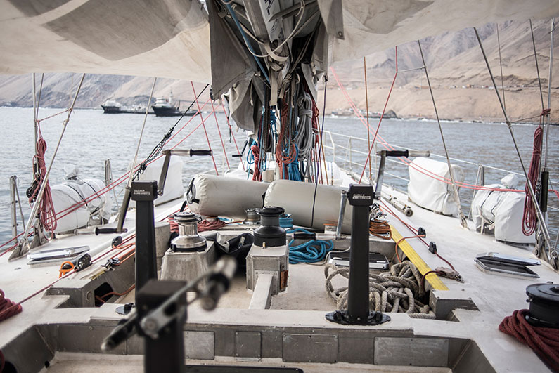 Vista de proa de la goleta Tara en Iquique