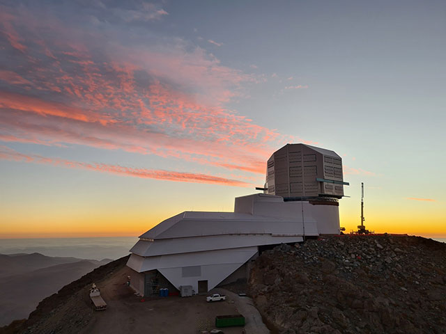 Vista del Observatorio Vera C. Rubin al atardecer