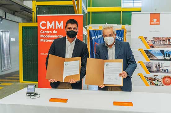 Gerente de Flair firmando acuerdo con Codelco.