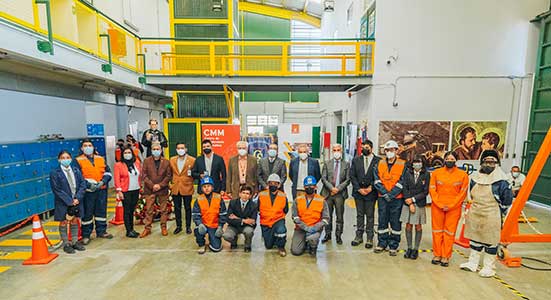 Autoridades de Codelco en visita a colegio donde se instalan dispositivos Flair