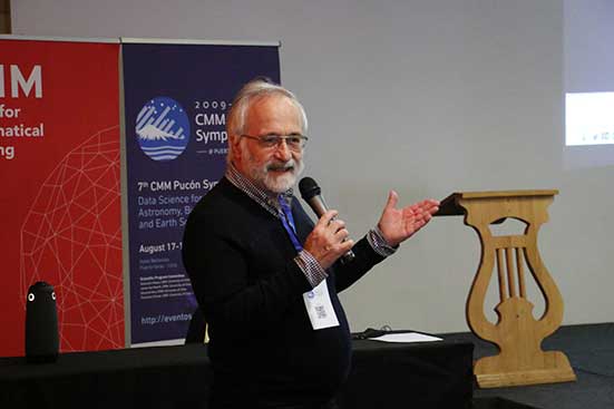 Prof. Eduardo Vera, coorganizador del simposio y científico del CMM.