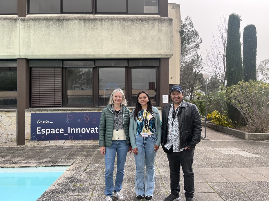 Paola Goatin, Yessennia Martínez y Luis Miguel Villada en el frontis del INRIA Sophia Antipolis - Méditerranée