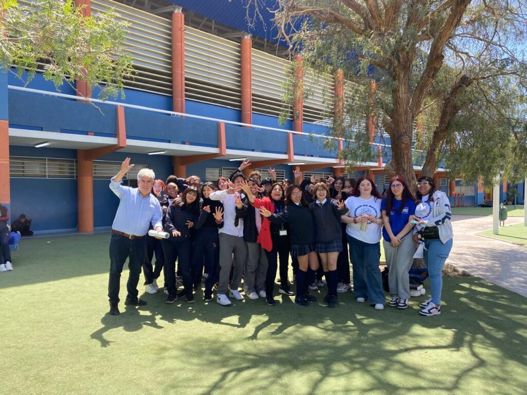 Promocionan el concurso Fotomatemática en colegio.